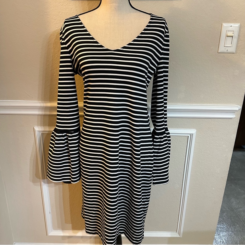 Banana Republic Black and White Sheath Dress with Bell Sleeves  Size Medium